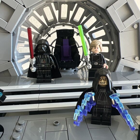 LEGO Star Wars: Emperor's Throne Room Diorama (75352) Retired Complete Pre Built - Picture 2 of 4